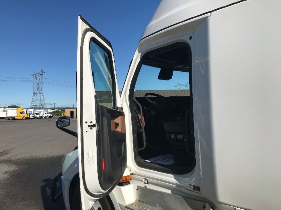 Sleeper Tractor-Heavy Duty Tractors-Freightliner-2021-T12664ST-Ste-Foy-PQ-594,443\n\t\tkm-$ 98,500 - Image 9