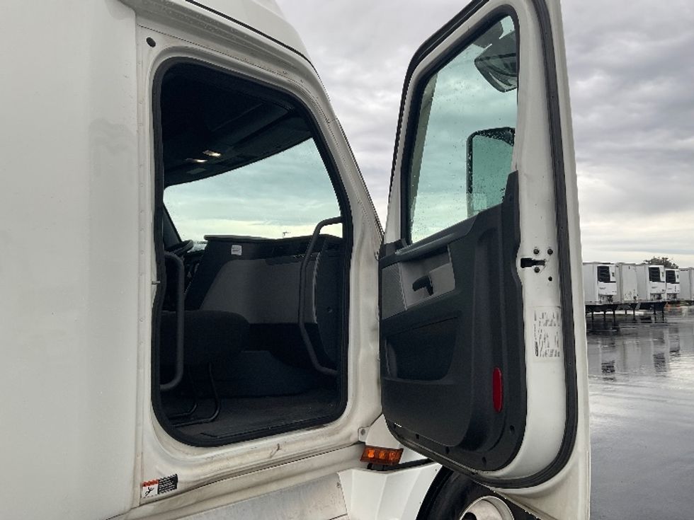 Sleeper Tractor-Heavy Duty Tractors-Freightliner-2021-T12664ST-Stockton-CA-283,222\n\t\tmiles-$ 81,500 - Image 13