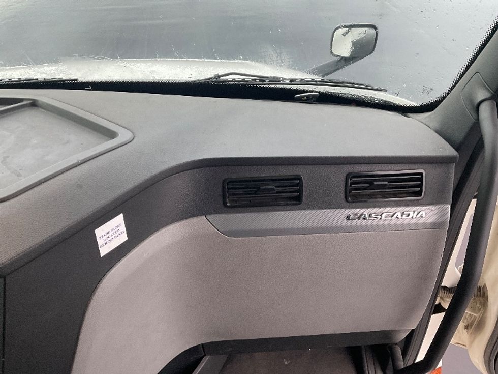 Sleeper Tractor-Heavy Duty Tractors-Freightliner-2021-T12664ST-Stockton-CA-283,222\n\t\tmiles-$ 81,500 - Image 14