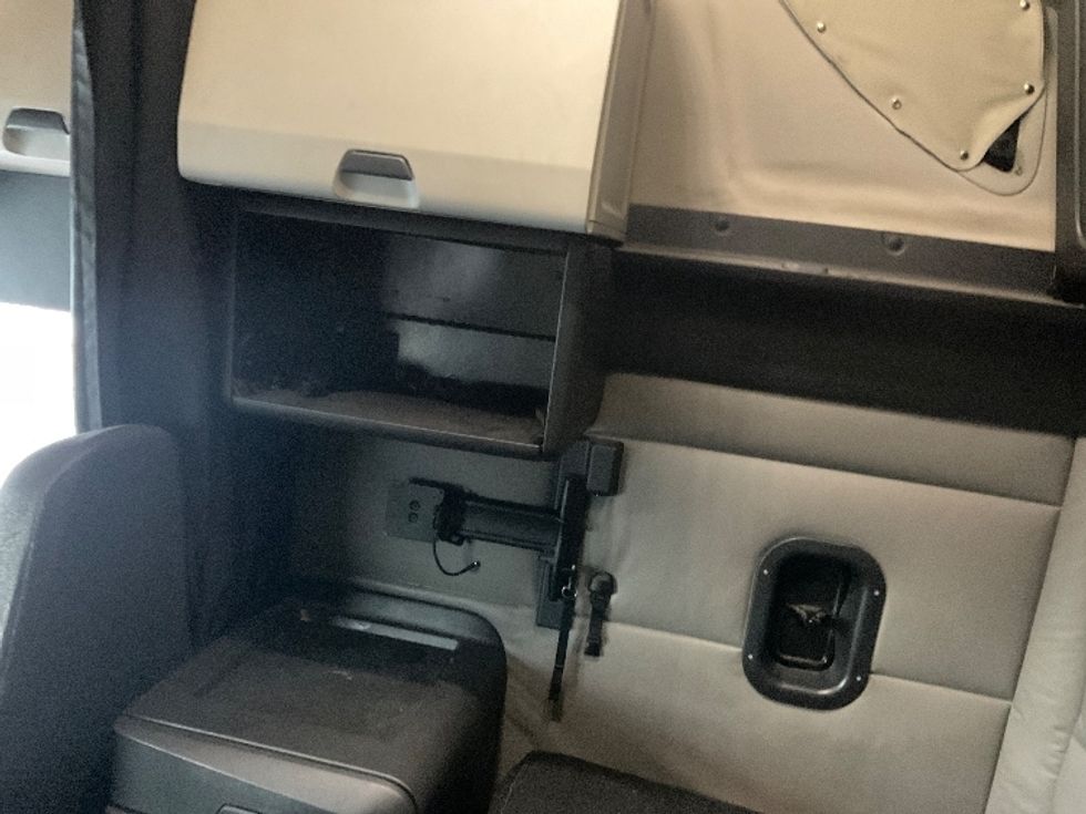 Sleeper Tractor-Heavy Duty Tractors-Freightliner-2021-T12664ST-Stockton-CA-283,222\n\t\tmiles-$ 81,500 - Image 19