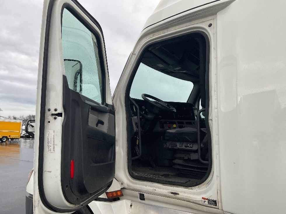 Sleeper Tractor-Heavy Duty Tractors-Freightliner-2021-T12664ST-Stockton-CA-283,222\n\t\tmiles-$ 81,500 - Image 9