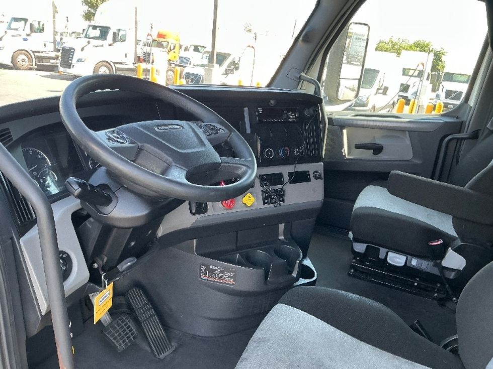 Sleeper Tractor-Heavy Duty Tractors-Freightliner-2021-T12664ST-Stockton-CA-586,600\n\t\tmiles-$ 63,500 - Image 10