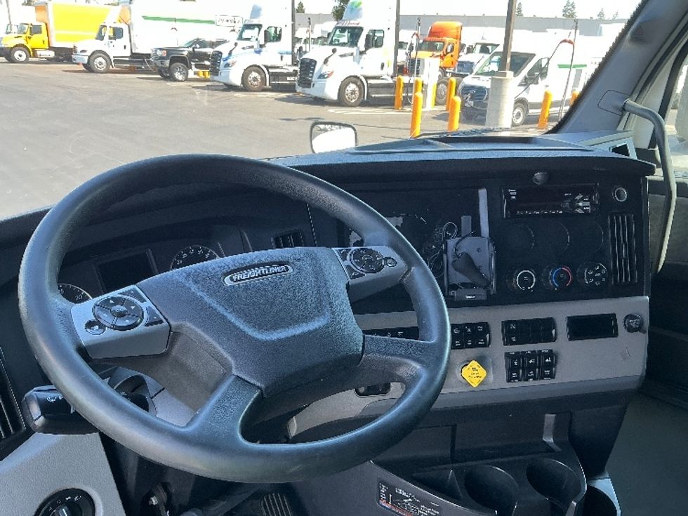 Sleeper Tractor-Heavy Duty Tractors-Freightliner-2021-T12664ST-Stockton-CA-586,600\n\t\tmiles-$ 63,500 - Image 11