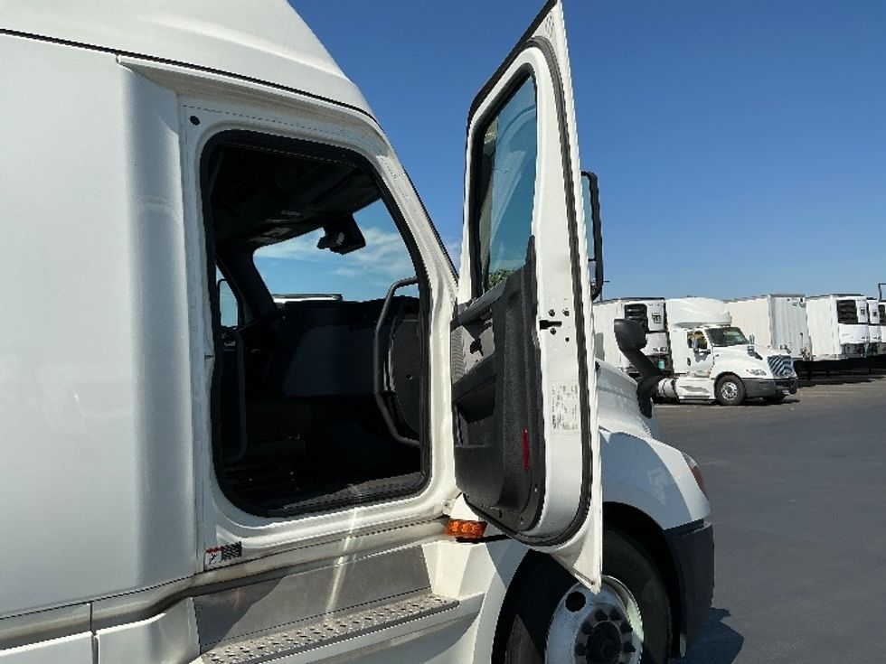Sleeper Tractor-Heavy Duty Tractors-Freightliner-2021-T12664ST-Stockton-CA-586,600\n\t\tmiles-$ 63,500 - Image 13