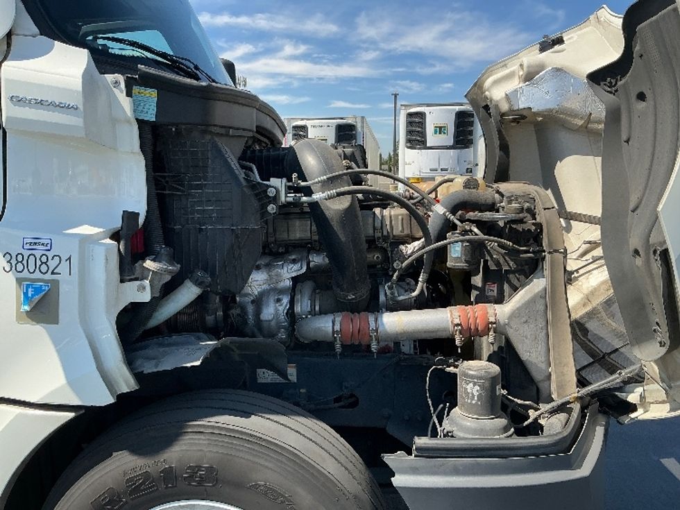 Sleeper Tractor-Heavy Duty Tractors-Freightliner-2021-T12664ST-Stockton-CA-586,600\n\t\tmiles-$ 63,500 - Image 20