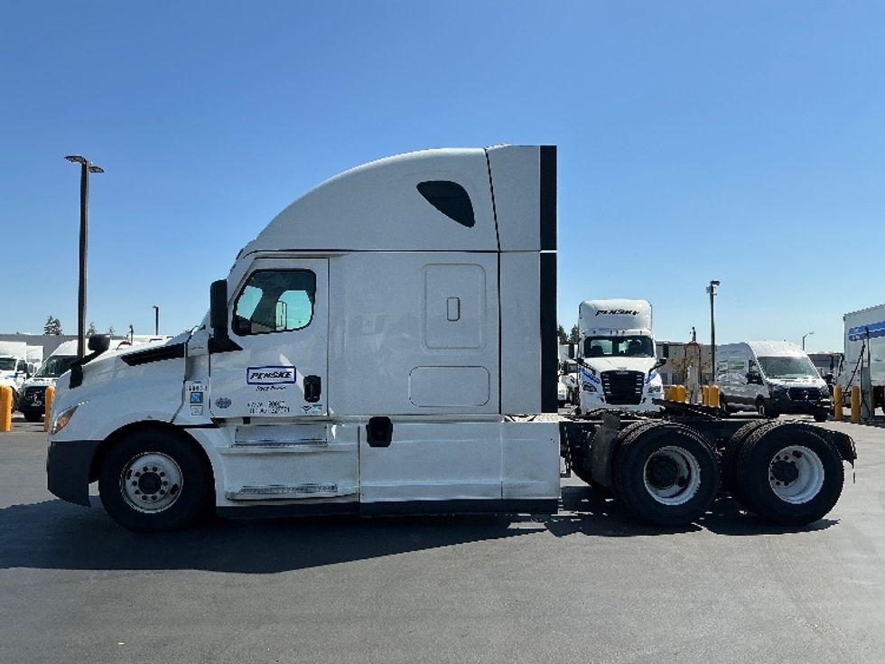 Sleeper Tractor-Heavy Duty Tractors-Freightliner-2021-T12664ST-Stockton-CA-586,600\n\t\tmiles-$ 63,500 - Image 4