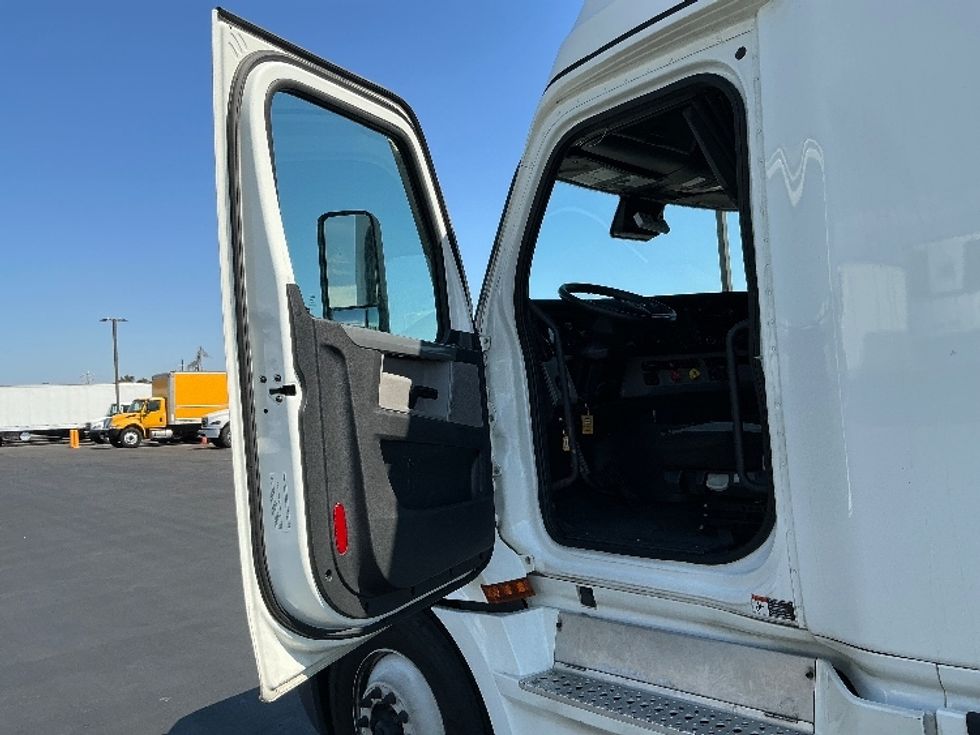 Sleeper Tractor-Heavy Duty Tractors-Freightliner-2021-T12664ST-Stockton-CA-586,600\n\t\tmiles-$ 63,500 - Image 9