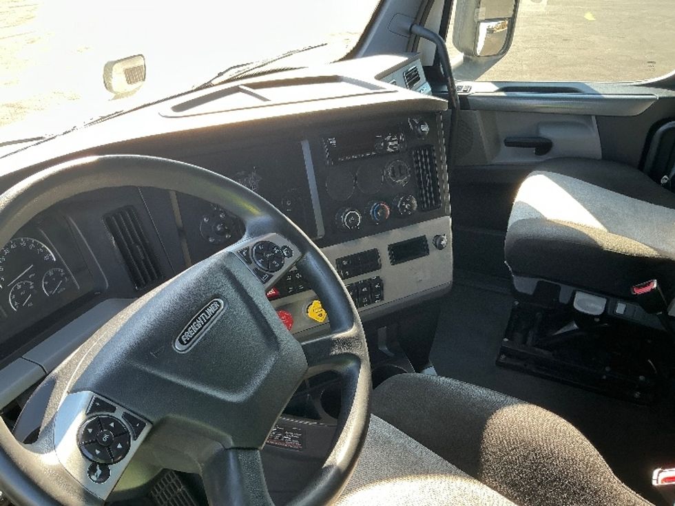 Sleeper Tractor-Heavy Duty Tractors-Freightliner-2021-T12664ST-Stockton-CA-624,171\n\t\tmiles-$ 59,750 - Image 10