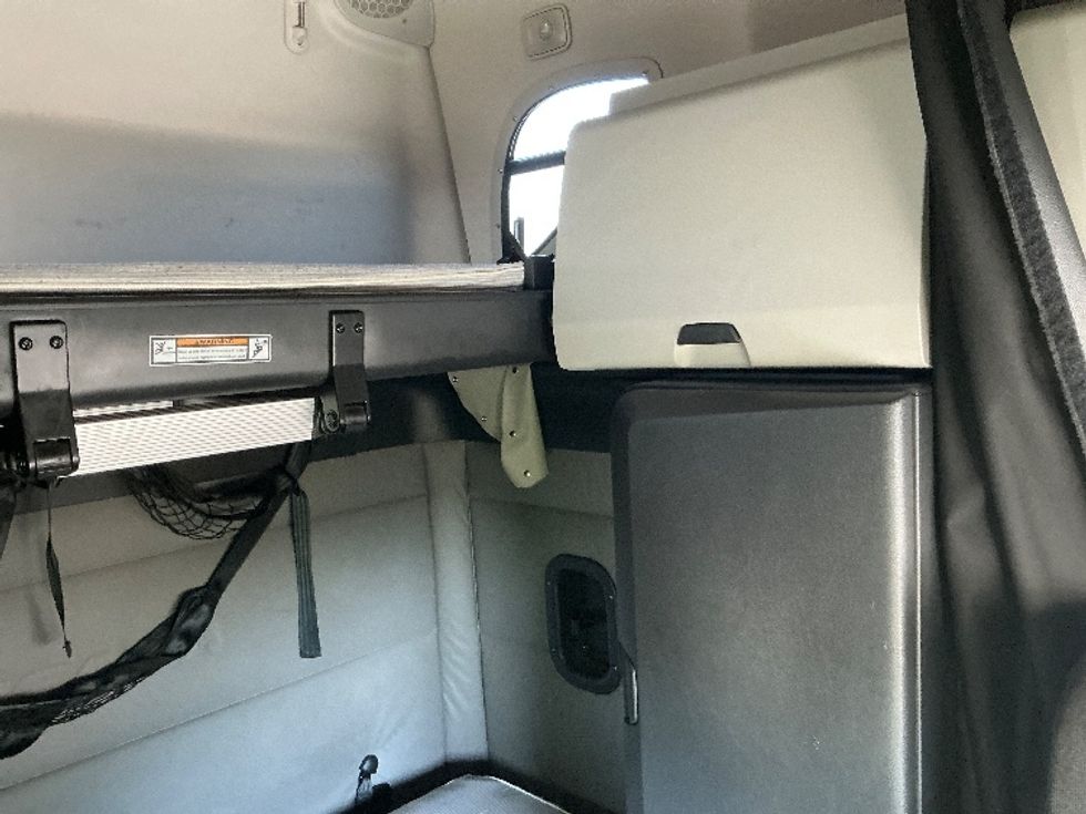 Sleeper Tractor-Heavy Duty Tractors-Freightliner-2021-T12664ST-Stockton-CA-624,171\n\t\tmiles-$ 59,750 - Image 18