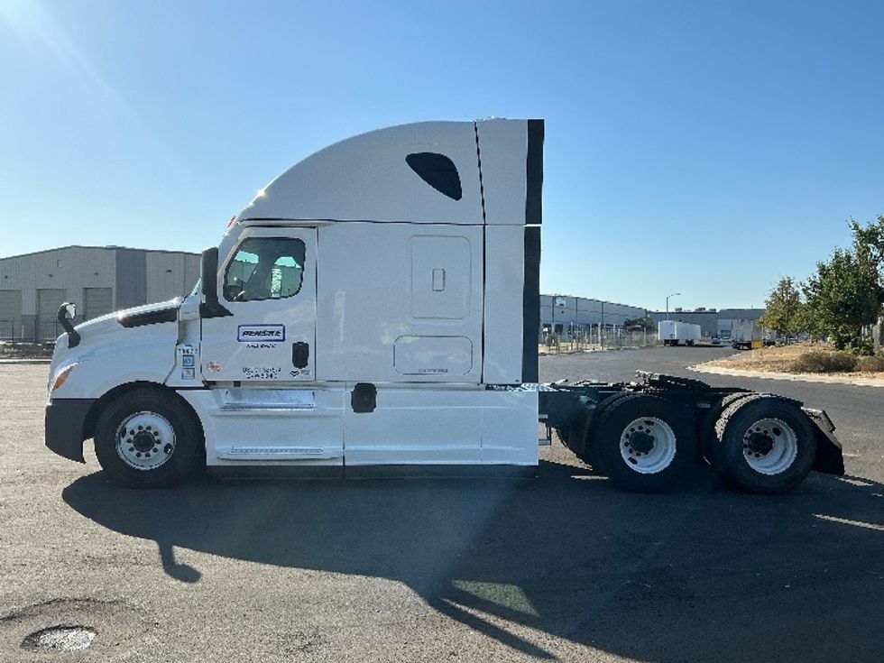 Sleeper Tractor-Heavy Duty Tractors-Freightliner-2021-T12664ST-Stockton-CA-624,171\n\t\tmiles-$ 59,750 - Image 4