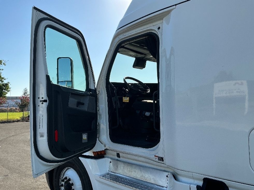 Sleeper Tractor-Heavy Duty Tractors-Freightliner-2021-T12664ST-Stockton-CA-624,171\n\t\tmiles-$ 59,750 - Image 9