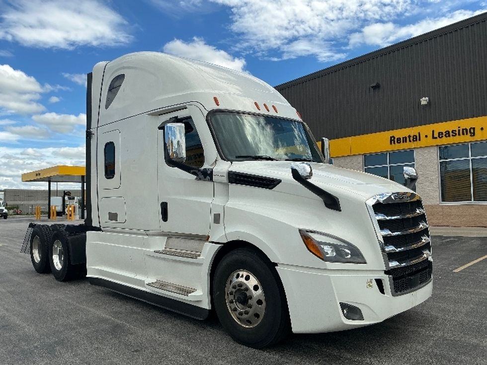 Sleeper Tractor-Heavy Duty Tractors-Freightliner-2021-T12664ST-Stoney Creek-ON-860,126\n\t\tkm-$ 83,250 - Image 1