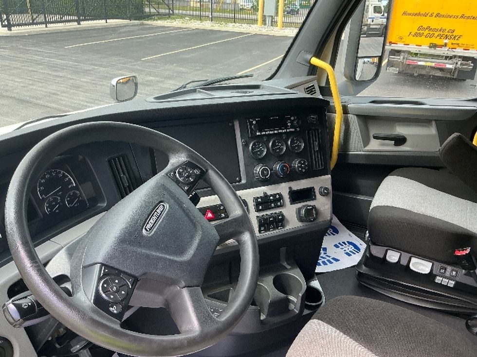 Sleeper Tractor-Heavy Duty Tractors-Freightliner-2021-T12664ST-Stoney Creek-ON-860,126\n\t\tkm-$ 83,250 - Image 10