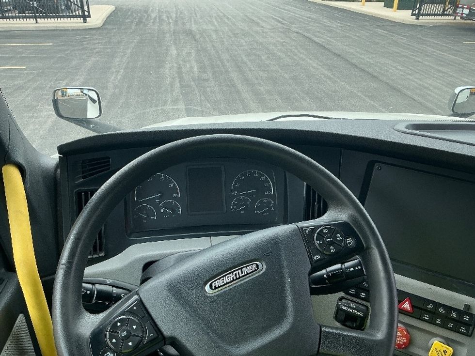 Sleeper Tractor-Heavy Duty Tractors-Freightliner-2021-T12664ST-Stoney Creek-ON-860,126\n\t\tkm-$ 83,250 - Image 11