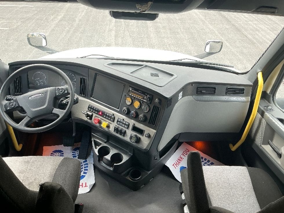 Sleeper Tractor-Heavy Duty Tractors-Freightliner-2021-T12664ST-Stoney Creek-ON-860,126\n\t\tkm-$ 83,250 - Image 12