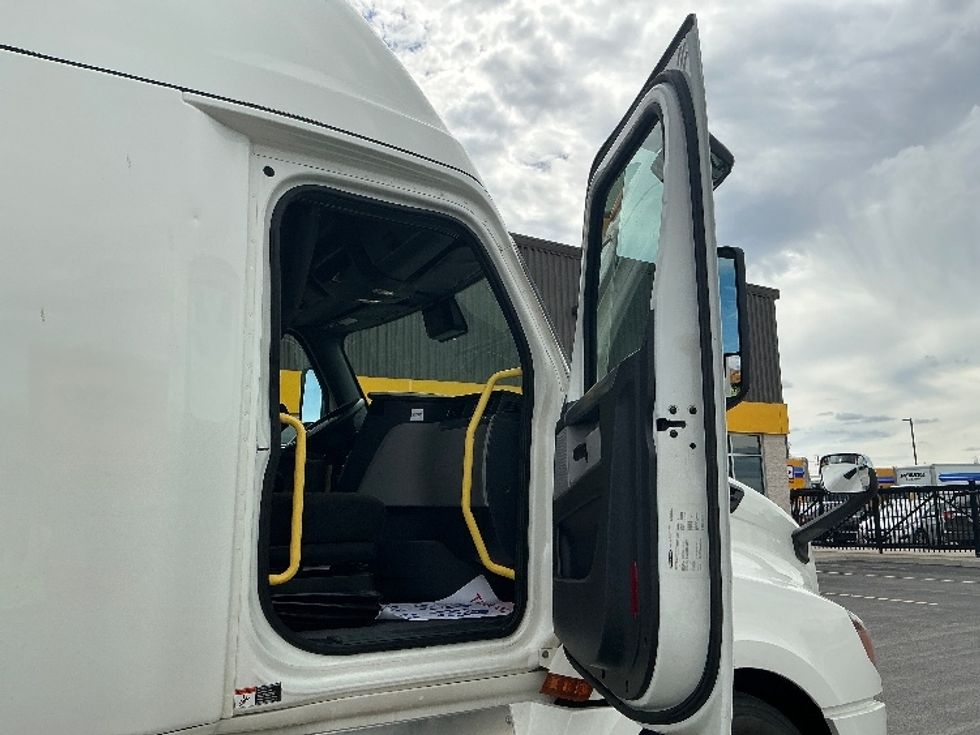 Sleeper Tractor-Heavy Duty Tractors-Freightliner-2021-T12664ST-Stoney Creek-ON-860,126\n\t\tkm-$ 83,250 - Image 13