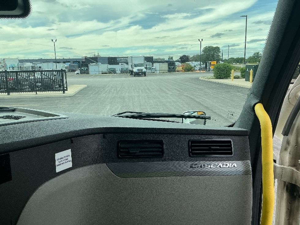 Sleeper Tractor-Heavy Duty Tractors-Freightliner-2021-T12664ST-Stoney Creek-ON-860,126\n\t\tkm-$ 83,250 - Image 14