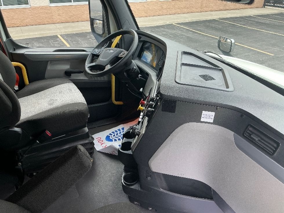 Sleeper Tractor-Heavy Duty Tractors-Freightliner-2021-T12664ST-Stoney Creek-ON-860,126\n\t\tkm-$ 83,250 - Image 15