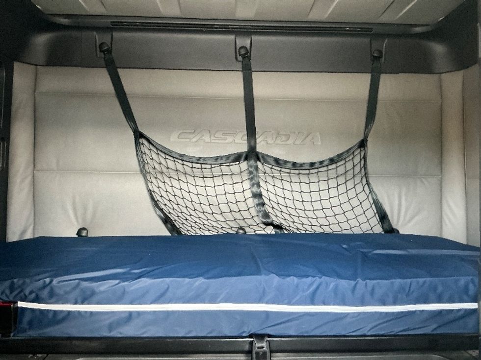 Sleeper Tractor-Heavy Duty Tractors-Freightliner-2021-T12664ST-Stoney Creek-ON-860,126\n\t\tkm-$ 83,250 - Image 16