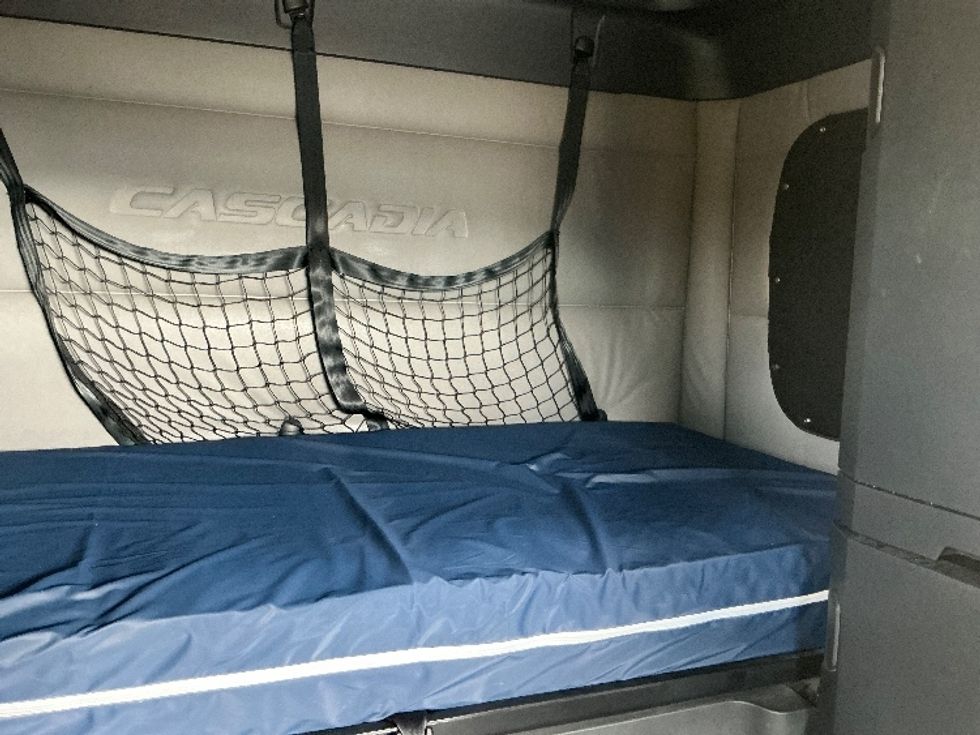 Sleeper Tractor-Heavy Duty Tractors-Freightliner-2021-T12664ST-Stoney Creek-ON-860,126\n\t\tkm-$ 83,250 - Image 17