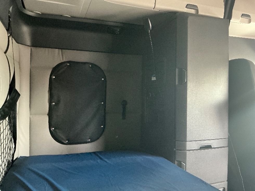 Sleeper Tractor-Heavy Duty Tractors-Freightliner-2021-T12664ST-Stoney Creek-ON-860,126\n\t\tkm-$ 83,250 - Image 18