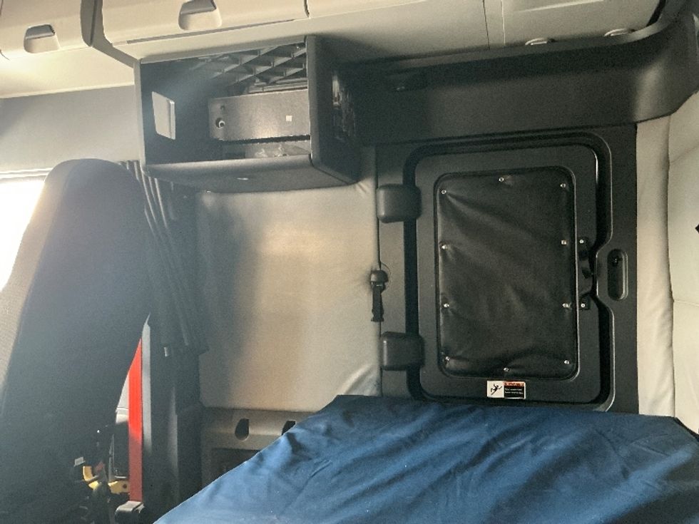 Sleeper Tractor-Heavy Duty Tractors-Freightliner-2021-T12664ST-Stoney Creek-ON-860,126\n\t\tkm-$ 83,250 - Image 19