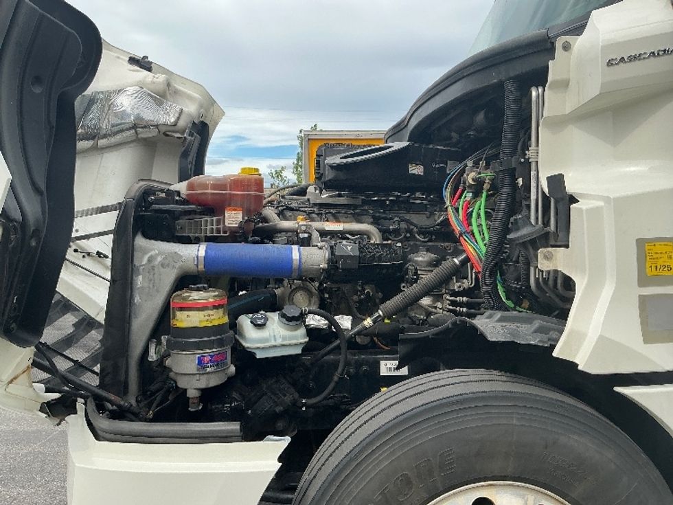 Sleeper Tractor-Heavy Duty Tractors-Freightliner-2021-T12664ST-Stoney Creek-ON-860,126\n\t\tkm-$ 83,250 - Image 21