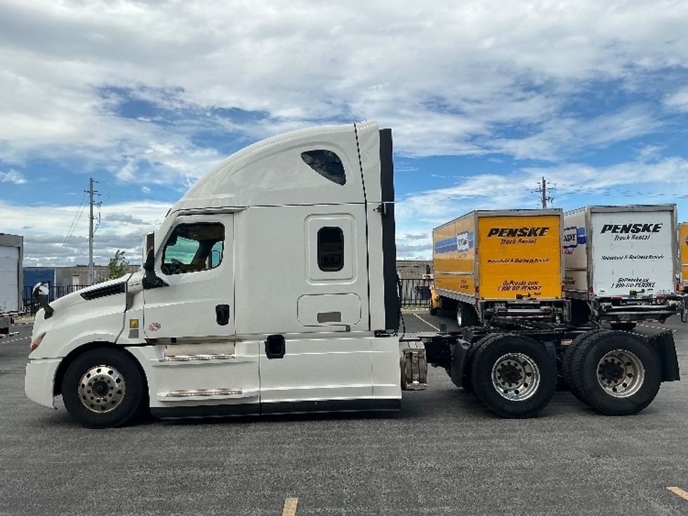 Sleeper Tractor-Heavy Duty Tractors-Freightliner-2021-T12664ST-Stoney Creek-ON-860,126\n\t\tkm-$ 83,250 - Image 4
