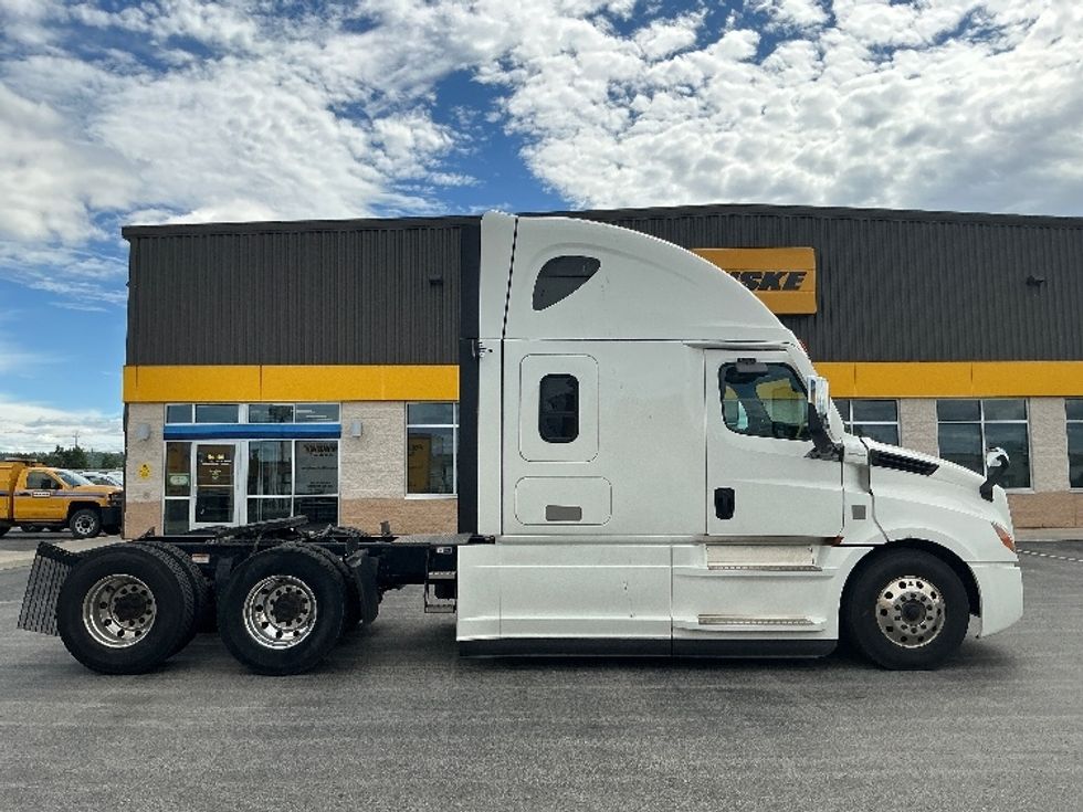 Sleeper Tractor-Heavy Duty Tractors-Freightliner-2021-T12664ST-Stoney Creek-ON-860,126\n\t\tkm-$ 83,250 - Image 8