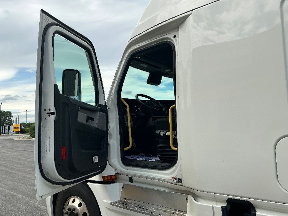 Sleeper Tractor-Heavy Duty Tractors-Freightliner-2021-T12664ST-Stoney Creek-ON-860,126\n\t\tkm-$ 83,250 - Image 9