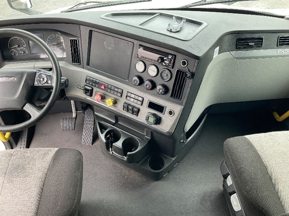 Sleeper Tractor-Heavy Duty Tractors-Freightliner-2021-T12664ST-Stoney Creek-ON-896,345\n\t\tkm-$ 81,250 - Image 12