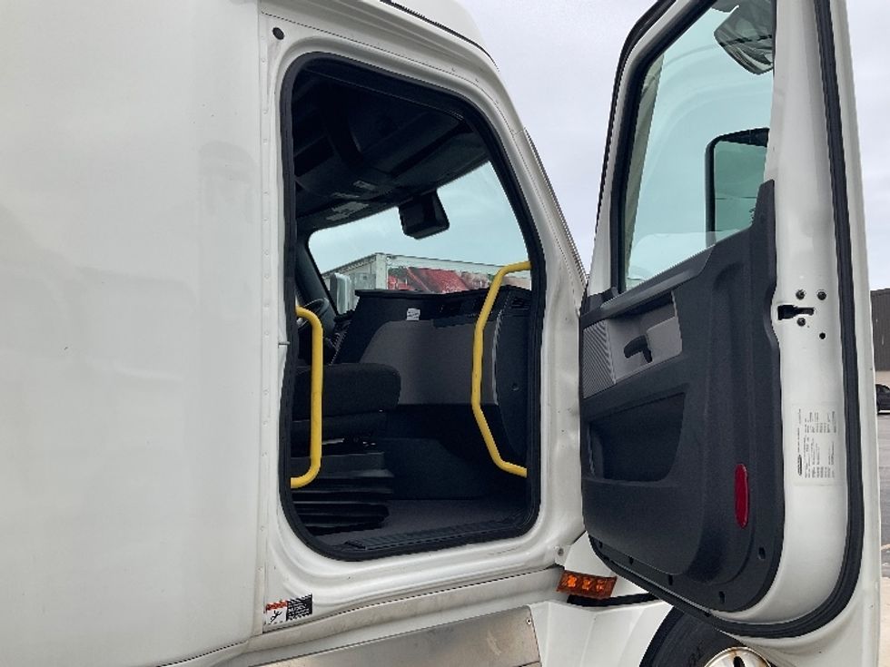 Sleeper Tractor-Heavy Duty Tractors-Freightliner-2021-T12664ST-Stoney Creek-ON-896,345\n\t\tkm-$ 81,250 - Image 13