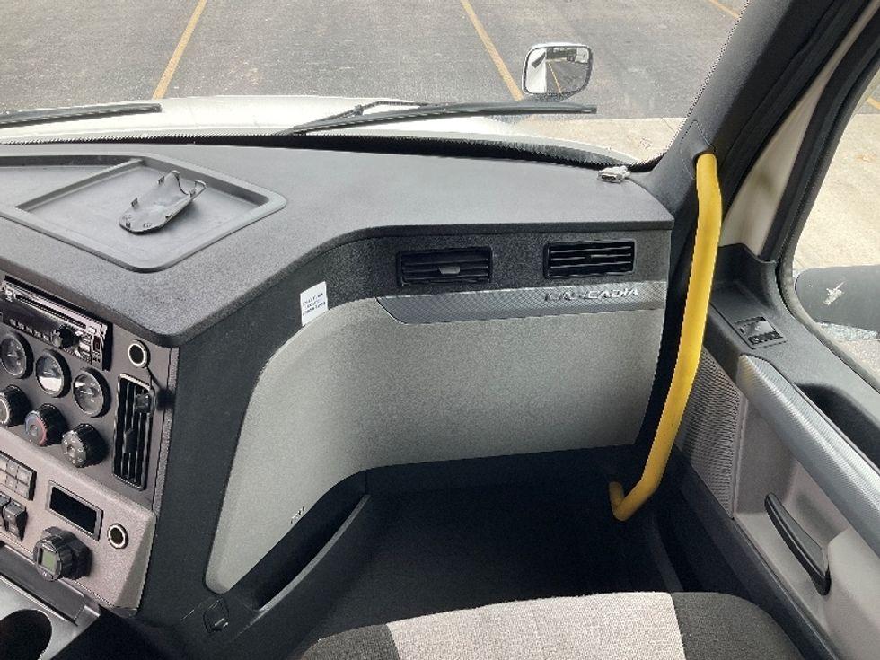 Sleeper Tractor-Heavy Duty Tractors-Freightliner-2021-T12664ST-Stoney Creek-ON-896,345\n\t\tkm-$ 81,250 - Image 14