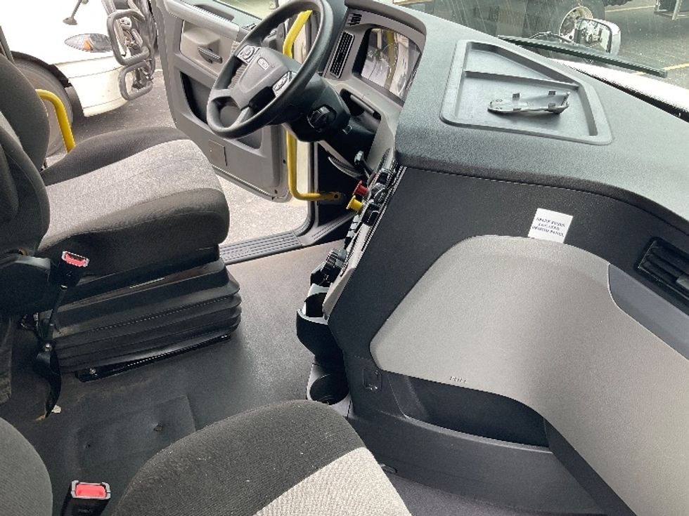 Sleeper Tractor-Heavy Duty Tractors-Freightliner-2021-T12664ST-Stoney Creek-ON-896,345\n\t\tkm-$ 81,250 - Image 15