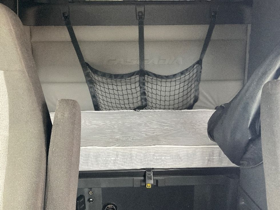 Sleeper Tractor-Heavy Duty Tractors-Freightliner-2021-T12664ST-Stoney Creek-ON-896,345\n\t\tkm-$ 81,250 - Image 16