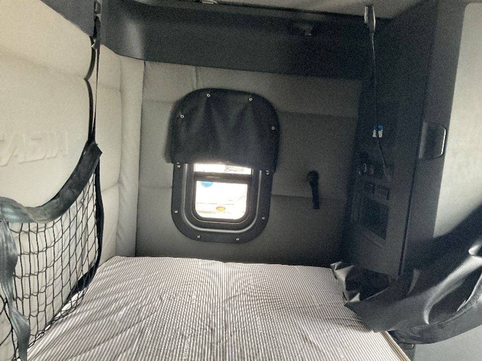 Sleeper Tractor-Heavy Duty Tractors-Freightliner-2021-T12664ST-Stoney Creek-ON-896,345\n\t\tkm-$ 81,250 - Image 18