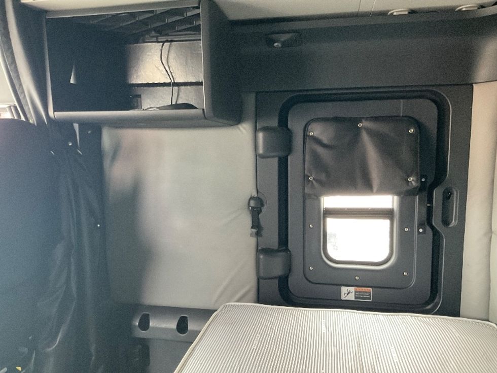 Sleeper Tractor-Heavy Duty Tractors-Freightliner-2021-T12664ST-Stoney Creek-ON-896,345\n\t\tkm-$ 81,250 - Image 19