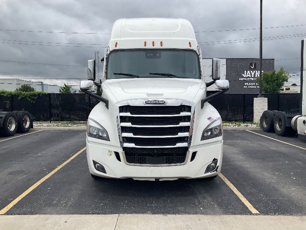 Sleeper Tractor-Heavy Duty Tractors-Freightliner-2021-T12664ST-Stoney Creek-ON-896,345\n\t\tkm-$ 81,250 - Image 2