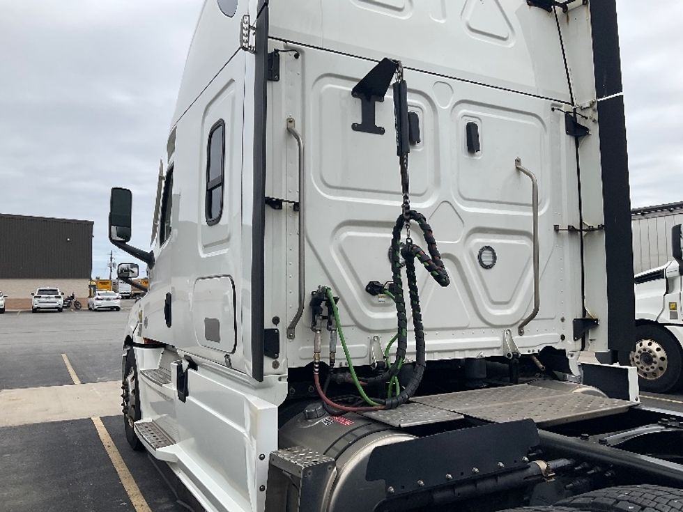 Sleeper Tractor-Heavy Duty Tractors-Freightliner-2021-T12664ST-Stoney Creek-ON-896,345\n\t\tkm-$ 81,250 - Image 22