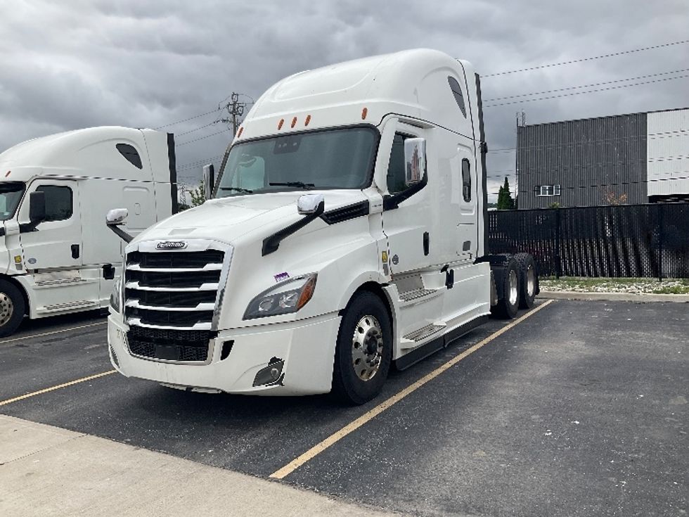 Sleeper Tractor-Heavy Duty Tractors-Freightliner-2021-T12664ST-Stoney Creek-ON-896,345\n\t\tkm-$ 81,250 - Image 3