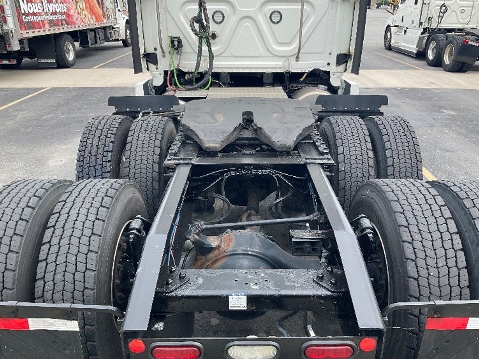 Sleeper Tractor-Heavy Duty Tractors-Freightliner-2021-T12664ST-Stoney Creek-ON-896,345\n\t\tkm-$ 81,250 - Image 6