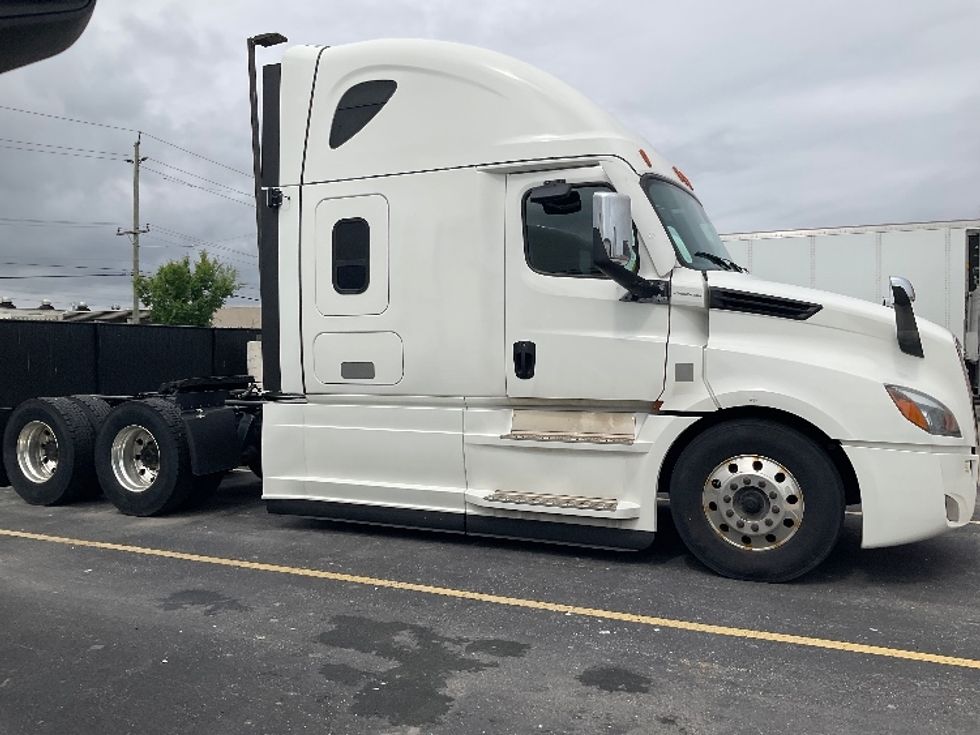 Sleeper Tractor-Heavy Duty Tractors-Freightliner-2021-T12664ST-Stoney Creek-ON-896,345\n\t\tkm-$ 81,250 - Image 8