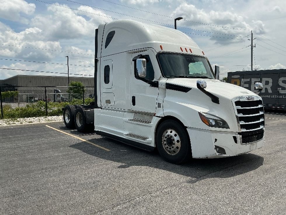Sleeper Tractor-Heavy Duty Tractors-Freightliner-2021-T12664ST-Stoney Creek-ON-951,620\n\t\tkm-$ 78,000 - Image 1