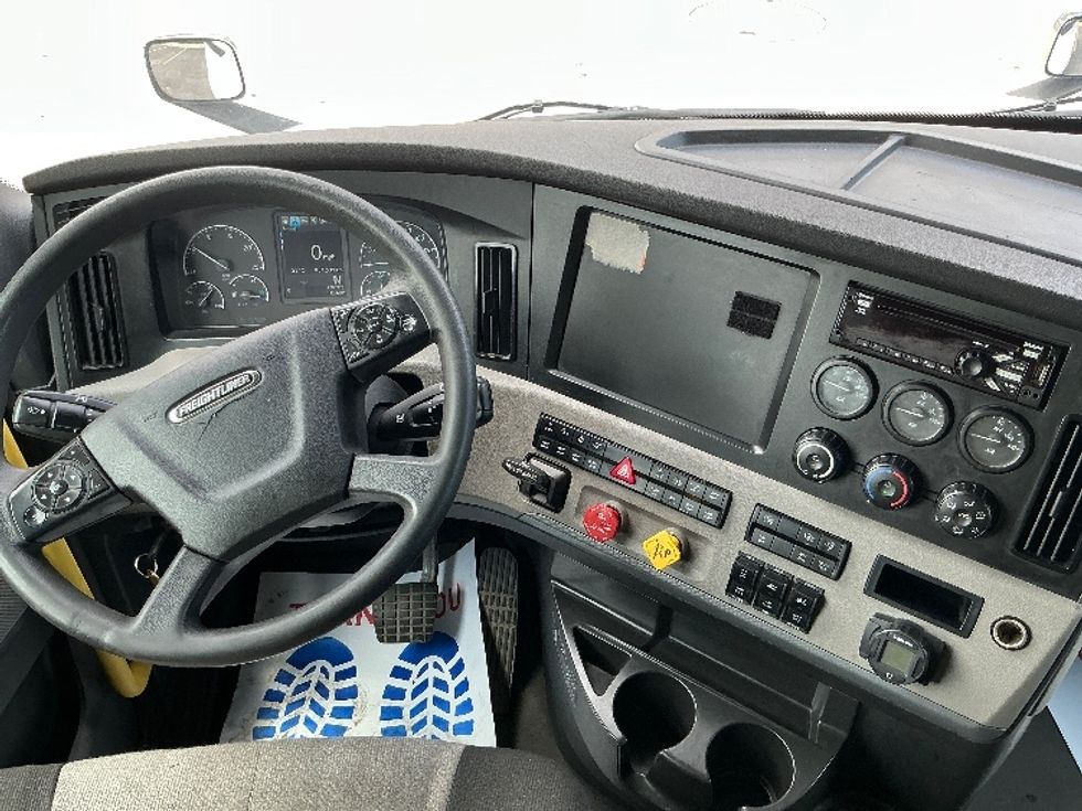 Sleeper Tractor-Heavy Duty Tractors-Freightliner-2021-T12664ST-Stoney Creek-ON-951,620\n\t\tkm-$ 78,000 - Image 11