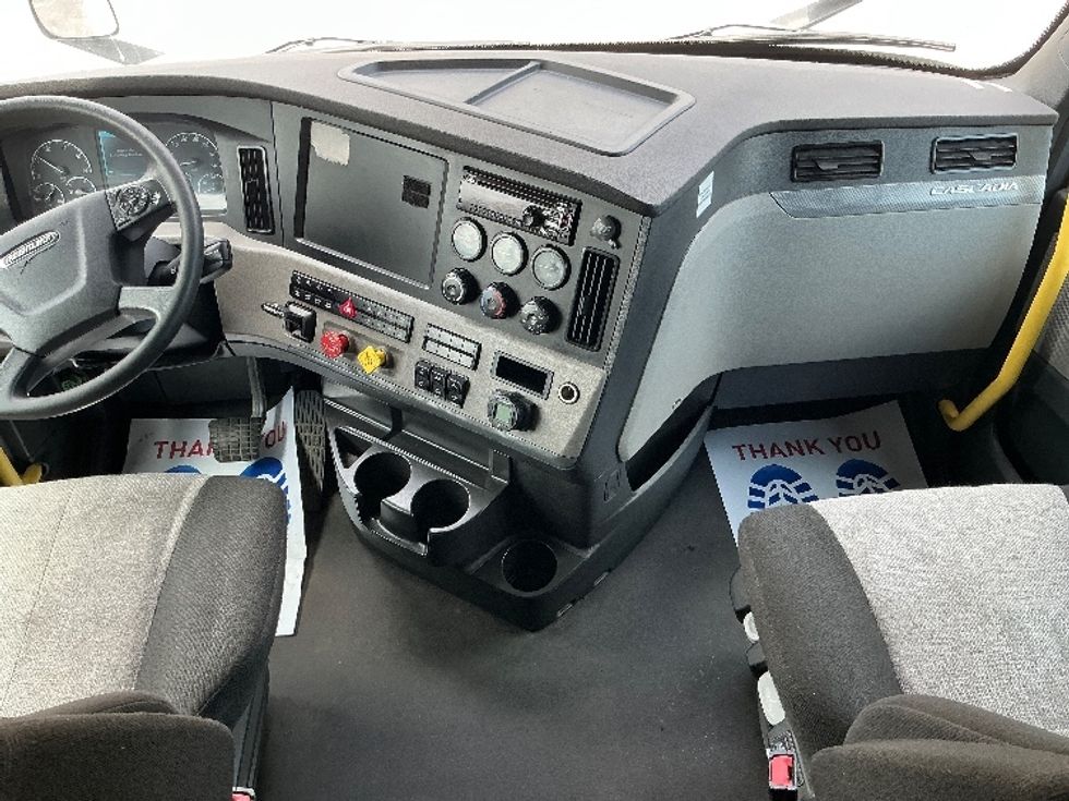 Sleeper Tractor-Heavy Duty Tractors-Freightliner-2021-T12664ST-Stoney Creek-ON-951,620\n\t\tkm-$ 78,000 - Image 12