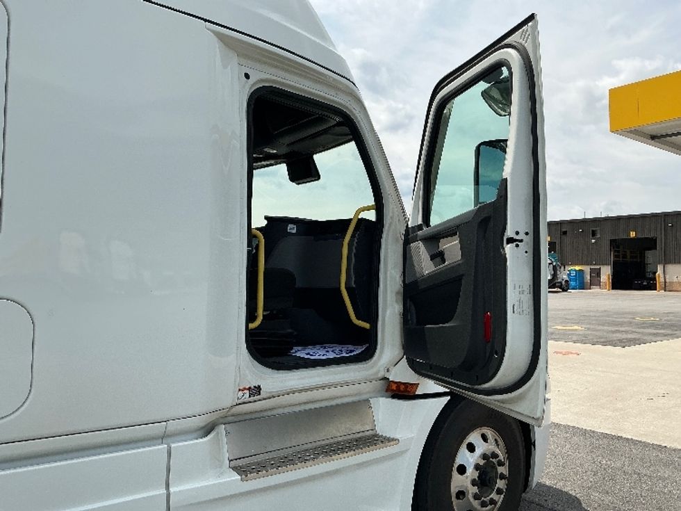 Sleeper Tractor-Heavy Duty Tractors-Freightliner-2021-T12664ST-Stoney Creek-ON-951,620\n\t\tkm-$ 78,000 - Image 13