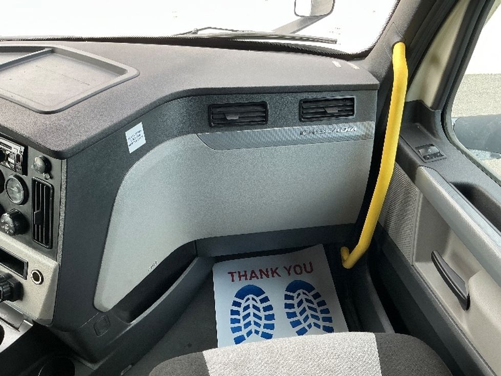 Sleeper Tractor-Heavy Duty Tractors-Freightliner-2021-T12664ST-Stoney Creek-ON-951,620\n\t\tkm-$ 78,000 - Image 14