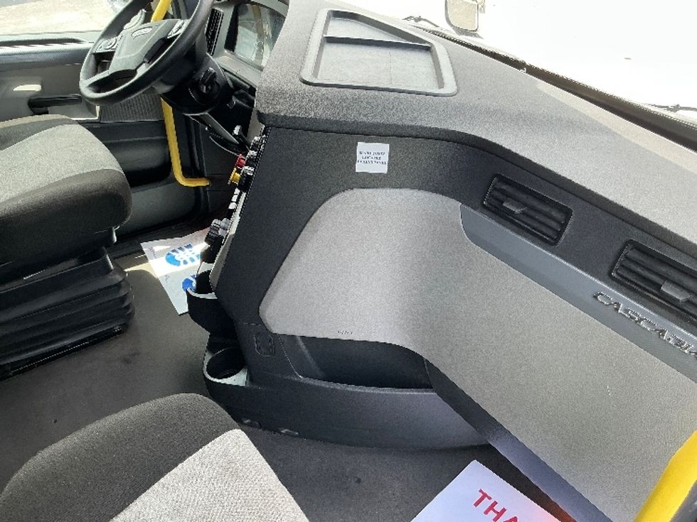 Sleeper Tractor-Heavy Duty Tractors-Freightliner-2021-T12664ST-Stoney Creek-ON-951,620\n\t\tkm-$ 78,000 - Image 15