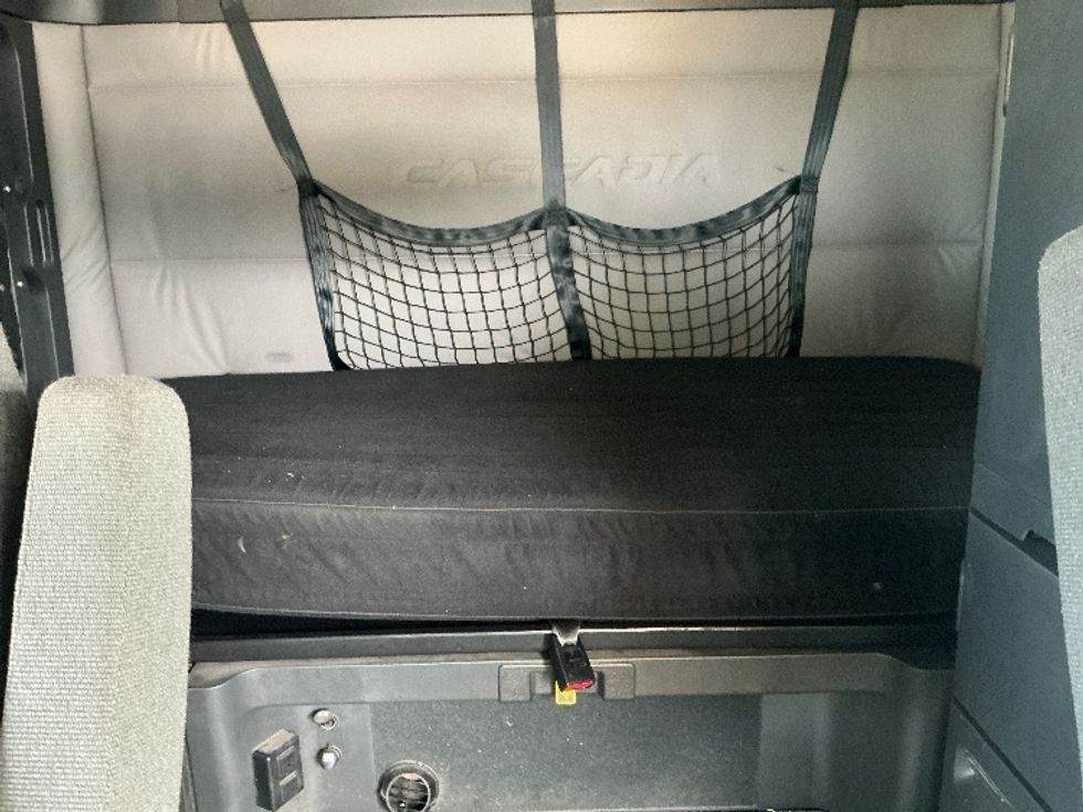 Sleeper Tractor-Heavy Duty Tractors-Freightliner-2021-T12664ST-Stoney Creek-ON-951,620\n\t\tkm-$ 78,000 - Image 16