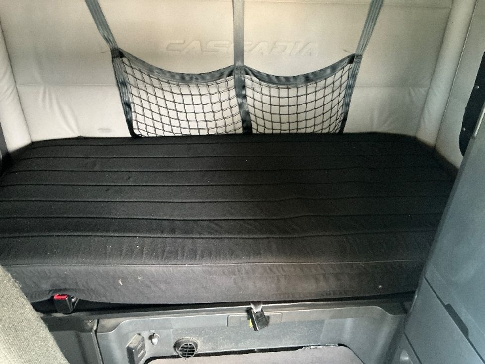 Sleeper Tractor-Heavy Duty Tractors-Freightliner-2021-T12664ST-Stoney Creek-ON-951,620\n\t\tkm-$ 78,000 - Image 17